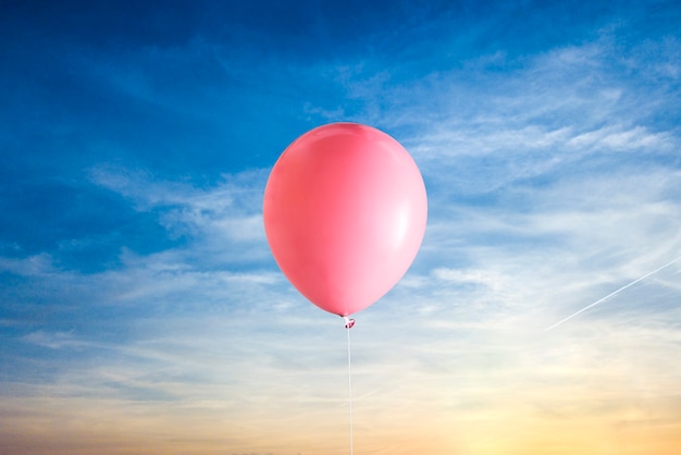 Eine kreative Idee des Ballons und der Geschenkbox fliegen in die Luft