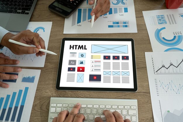Eine kreative Person arbeitet am Webdesign, um responsive Websites und digitale Anwendungen zu erstellen Website-Designer Kreativplanung Anwendungsentwickler