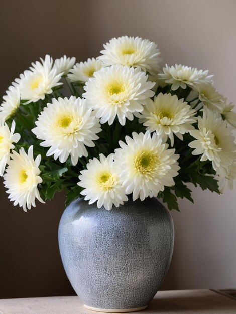 Eine kreisförmige Anordnung von weißen Chrysanthemen in einer Vintage-Vase