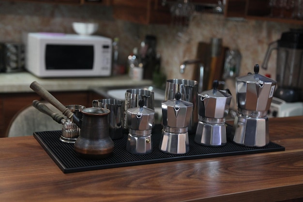 Eine Küchentheke mit verschiedenen Kaffeemühlen darauf.