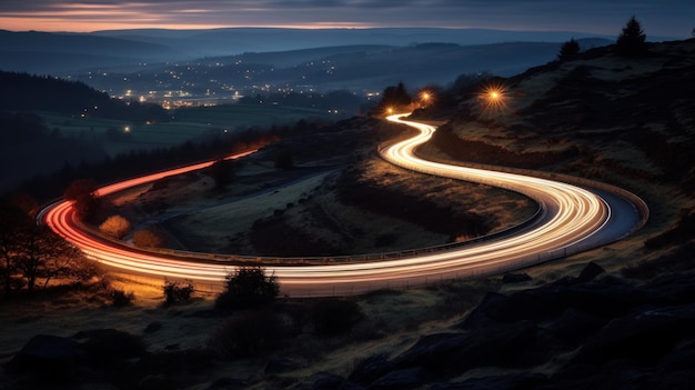 Eine kurvenreiche, kurvenreiche Landstraße mit einem Lichtpfad von führenden Scheinwerfern verläuft