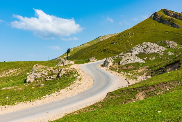 Eine kurvenreiche Straße auf einem Gebirge