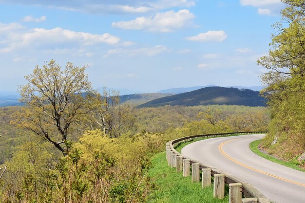 Foto eine kurvenreiche straße durch die berge