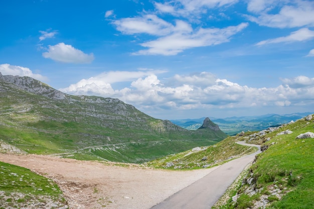 Eine kurvenreiche Straße führt durch die malerischen Berge