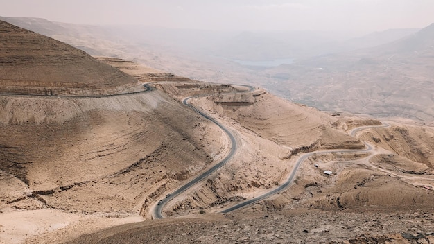 Eine kurvenreiche Straße in den Bergen Israels