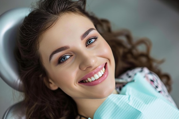 Eine lächelnde junge Frau mit offenem Mund in einem Zahnstuhl
