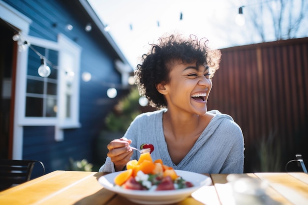 Foto eine lächelnde person isst obstsalat auf einer sonnigen terrasse