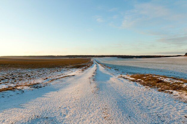 Eine ländliche kleine Straße im Schnee