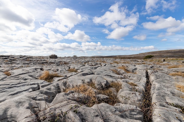 Eine Landschaft aus Kalkstein mit blauem Himmel und Wolken