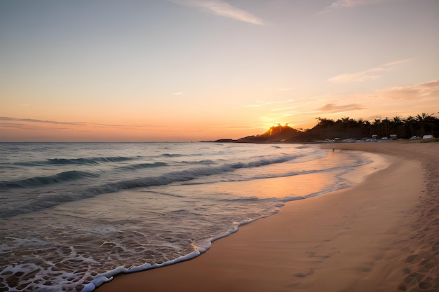 Eine Landschaft eines ruhigen Strandes bei Sonnenuntergang mit goldenem Sand, sanften Wellen und einem pastellfarbenen Himmel