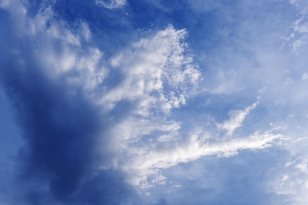 Eine Landschaft mit blauem Himmel und feuchten Wolken