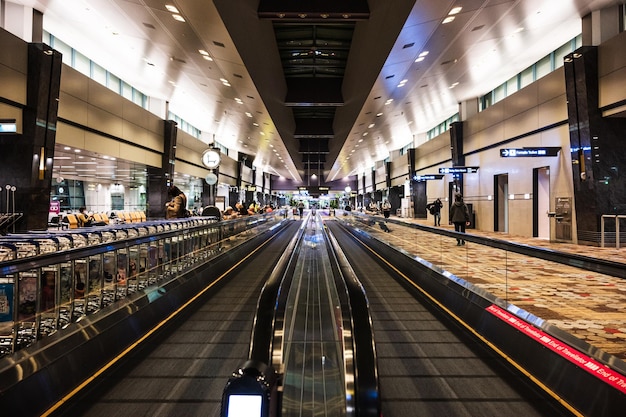 Eine lange Rolltreppe mit dem Wort Flughafen darauf