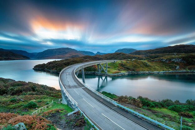 Eine Langzeitbelichtung des Sonnenaufgangs über der Kylesku-Brücke