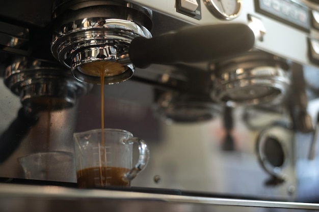 Eine Latte-Maschine wird in eine Tasse gegossen.