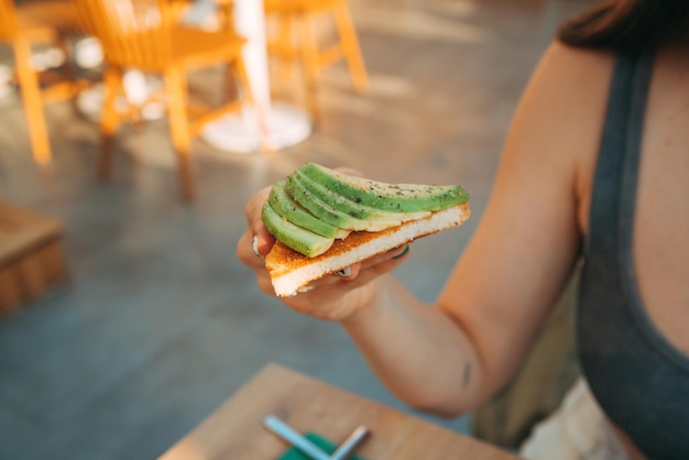 Foto eine leckere avocado auf toast