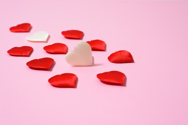 Eine leere Karte mit Herzen zum Valentinstag. Layout für Text auf einem rosa Hintergrund. Zum Valentinstag Grüße und Liebeserklärungen