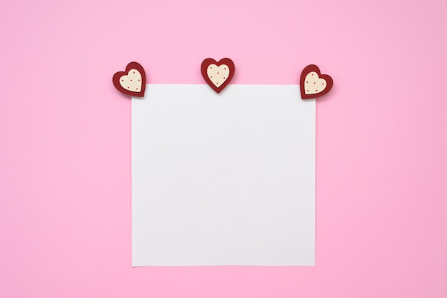 Eine leere Karte mit Herzen zum Valentinstag