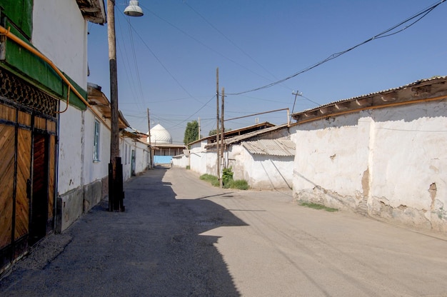 Eine leere Straße mit alten Gebäuden in Taschkent Usbekistan