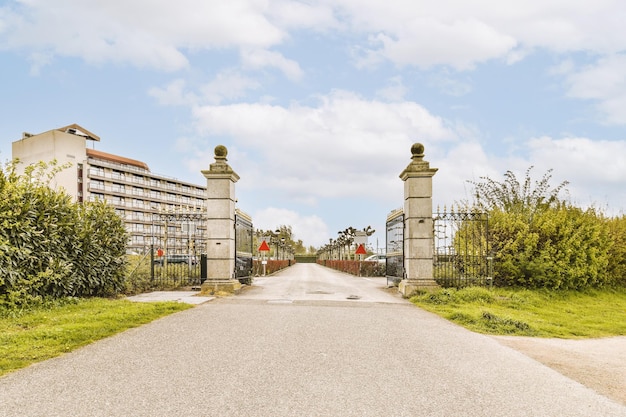 Eine leere Straße mit Toren und Gebäuden auf beiden Seiten