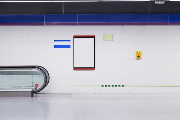 Eine leere Werbetafeln für Werbung an der Wand in der U-Bahn-Station