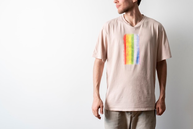 Eine lgbt Gay Pridesymbol-Regenbogenflagge auf dem T-Shirt