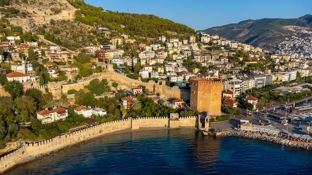 Eine Luftansicht der Tersane-Strandbucht Alanya in Antalya Türkei Meer und Stadt mit offenem Himmel Kizil Kule Alanya