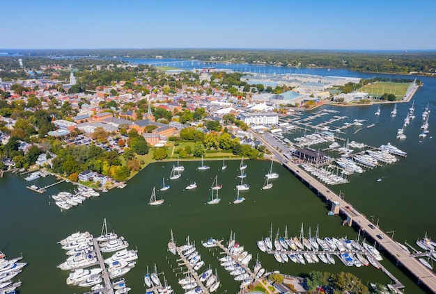 Eine Luftansicht des Hafens von Maryland mit Schiffen und Booten in Annapolis, Maryland, USA