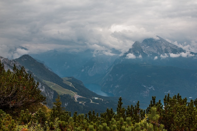 Eine Luftaufnahme der Alpenberge