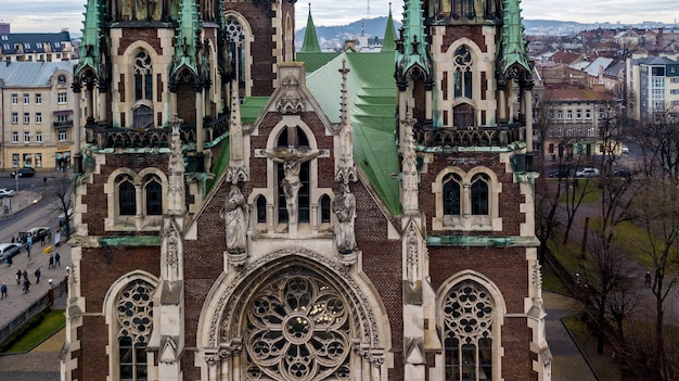 Eine Luftaufnahme der gotischen Kirche St. Olha und Elisabeth, die sich zwischen befindet