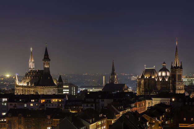 Eine luftaufnahme der kaiserstadt aachen bei nacht in deutschland. Mit einem 5D Mark III nach draußen genommen.