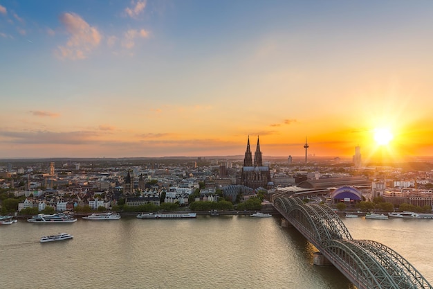 Eine Luftaufnahme der Kölner Stadt in Deutschland bei Sonnenuntergang. Mit einem 5D Mark III nach draußen genommen.