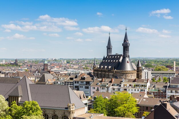 Eine Luftaufnahme der Stadt Aachen mit Rathaus in Deutschland. Mit einem 5D Mark III nach draußen genommen.