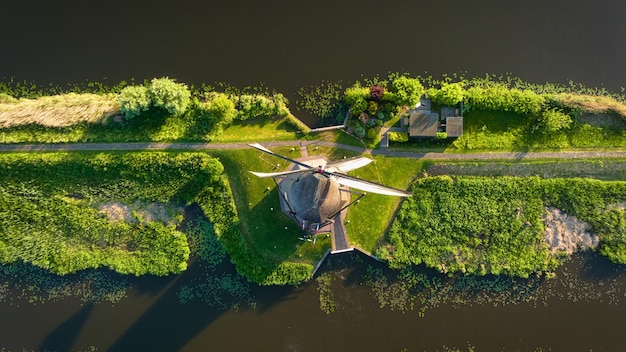 Eine Luftaufnahme der Windmühle Nationalpark Kinderdijk Kanäle mit Wasser für die Landwirtschaft Felder und Wiesen Landschaft aus der Luft