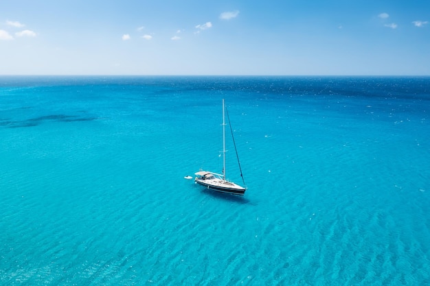Foto eine luftaufnahme der yacht auf dem azurblauen meer transparentes klares wasser im mittelmeer sommerferien und reisen auf einer segelyacht sommerentspannung