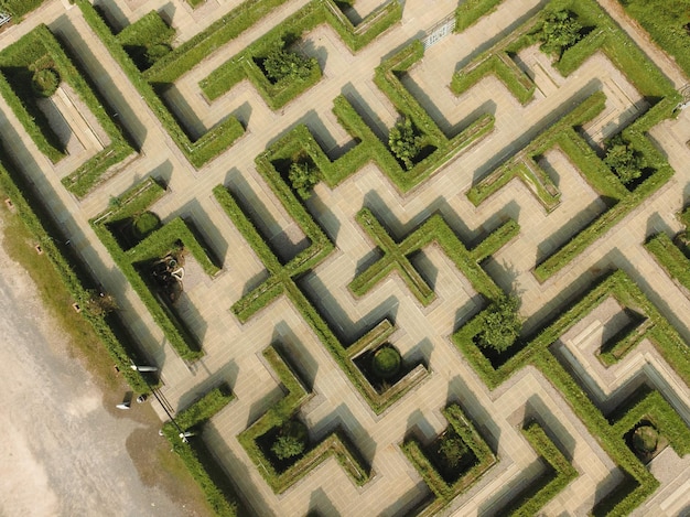 Eine Luftaufnahme des grünen Labyrinths The Secret Space in Ratchaburi Thailand