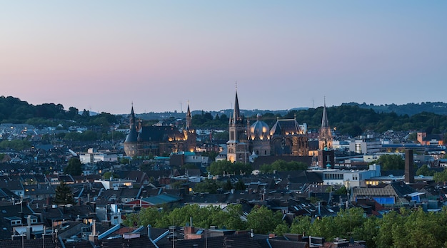 Eine luftaufnahme von aix-la-chapelle nachts mit kathedrale und rathaus in deutschland. Mit einem 5D Mark III nach draußen genommen.