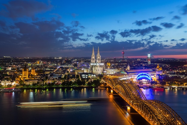 Eine Luftaufnahme von Köln bei Sonnenuntergang mit den Lichtern der Stadt in Deutschland. Mit einem 5D Mark III nach draußen genommen.