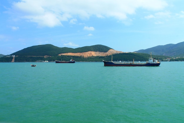 Eine malerische aussicht auf die berginseln und boote in der nähe der stadt nha trang turquoise sea in vietnam