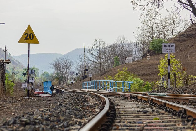 Eine malerische Aussicht auf die Bergstation und die Bahnstrecke im Bergdorf Kalakund Madhya Pradesh