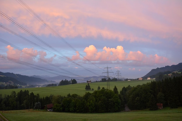 Eine malerische Aussicht auf die Hügel, auf denen die Stromleitungen gebaut sind, über denen der Vanille-Himmel ist