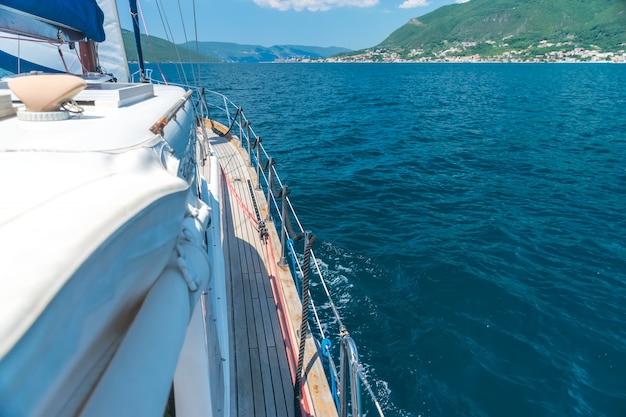 Eine malerische Landschaft ist von der Seite der Segelyacht aus sichtbar