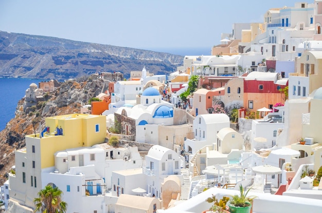 Eine malerische Stadt am Hang von Santorini