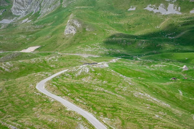 Eine malerische Straße zwischen den Bergen im Nationalpark Durmitor