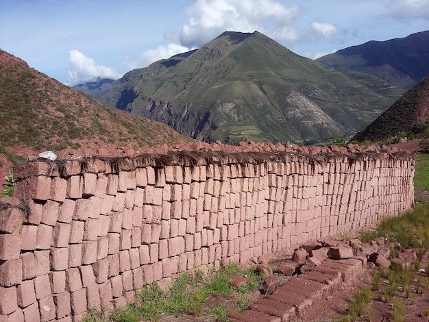 Eine Mauer aus Lehmziegeln neben den Inka-Terrassen von Moray Peru