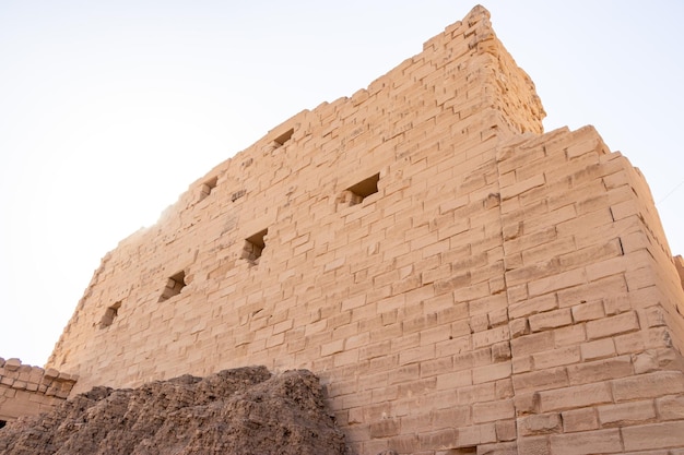 Eine Mauer der antiken Stadt Karnak