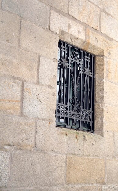 Eine Mauer mit einem Fenster in der Kathedrale von Santiago de Compostela