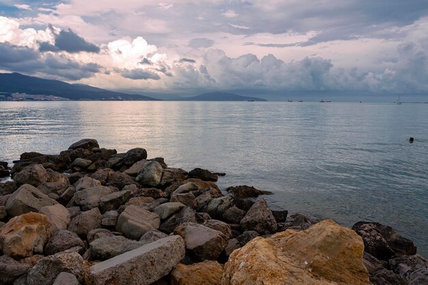 Eine Meeresbucht mit Gewitterwolken....