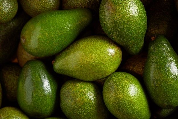 Eine Menge frischer Avocados auf dem Bio-Lebensmittelmarkt