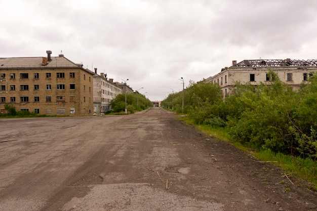 Foto eine menschenleere straße, die zur geisterstadt sovetsky führt. verlassene siedlung. workuta, russland.