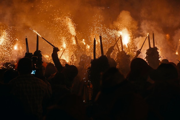 Eine Menschenmenge feiert mit einem Feuerwerk im The Patum